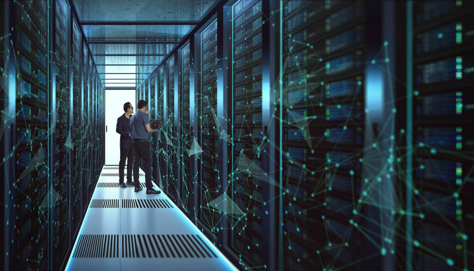 Técnicos revisando infraestructura cloud en un centro de datos