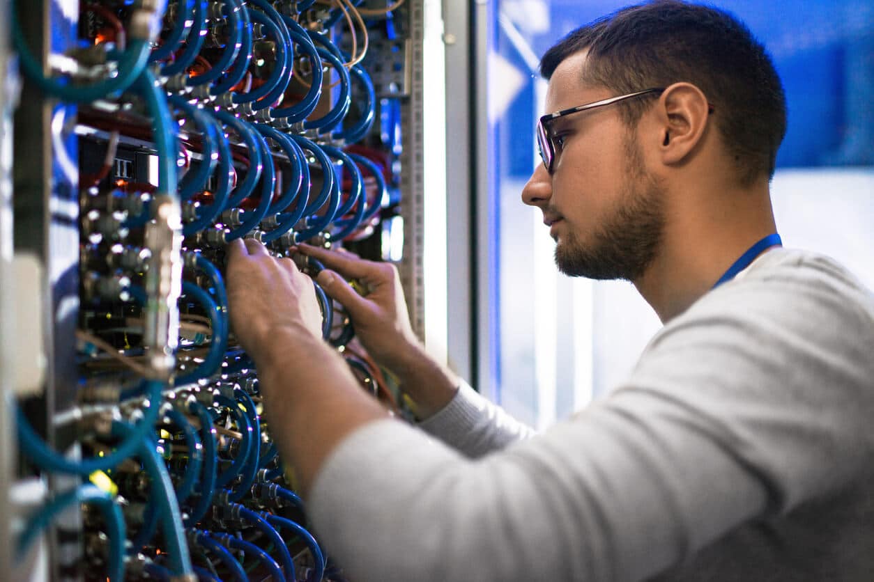 Técnico trabajando en infraestructura de red