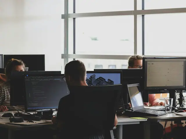 Especialista desarrollando software en un espacio de trabajo con monitores